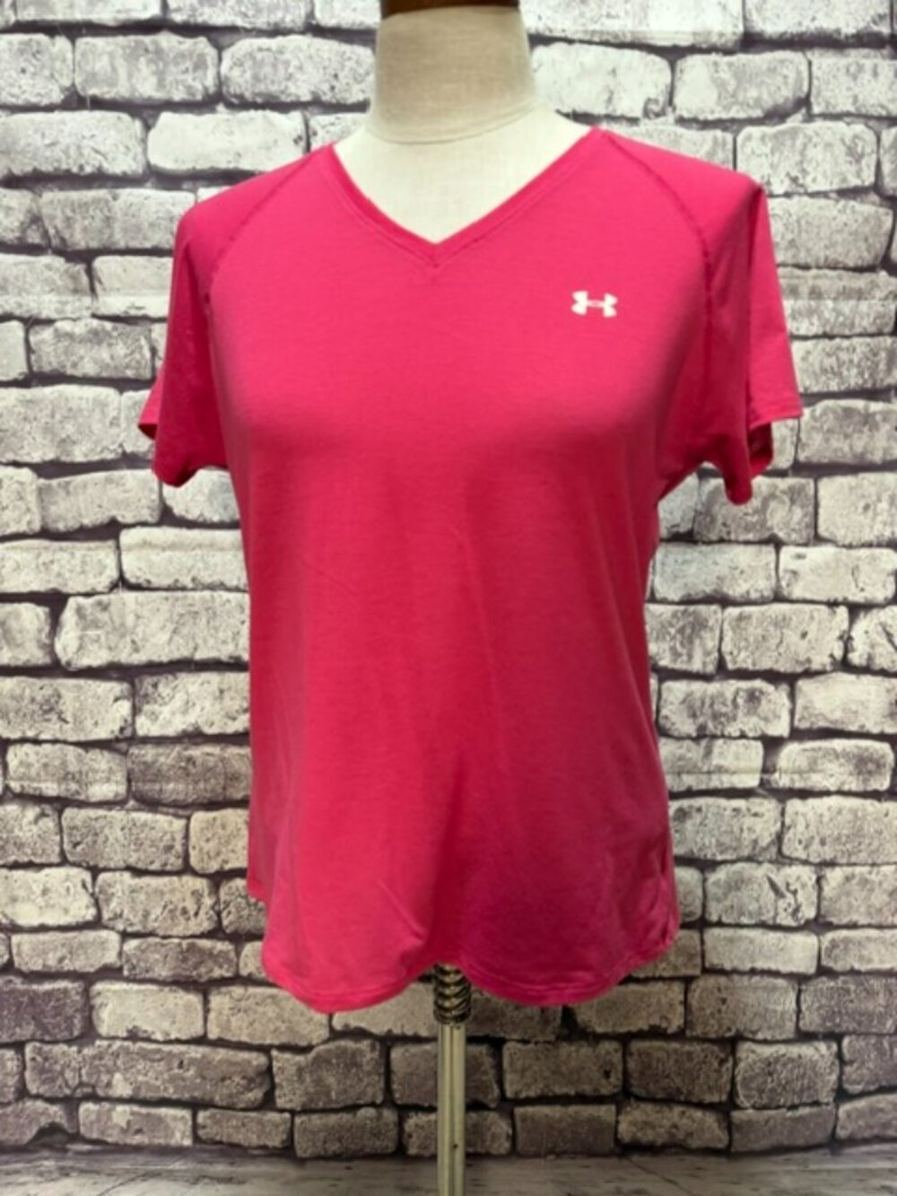 Under Armour Pink V-Neck Short Sleeve Tee Size L